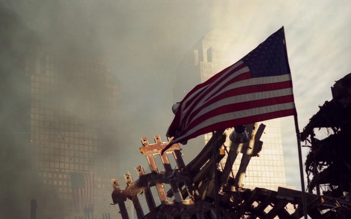 Kiedy dziesięć lat temu samolot United Airlines 175 uderzył w południową wieżę WTC w Nowym Yorku nie mogliśmy już mieć wątpliwości. Świat zmieniał się na naszych oczach i można było się obawiać, że zmienia się na stałe. Dziś widać już, że te przewidywania były trafne. Od tamtego dnia żyjemy w nowym, gorszym świecie i nic nie wskazuje na to, byśmy kiedykolwiek mieli wrócić do optymizmu i naiwności późnych lat 90-tych XX wieku. Może zresztą nie warto do nich wracać.