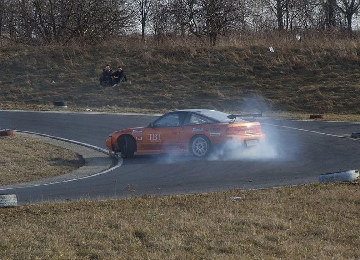 Awantura o tor wyścigowy w Lublinie. Działający od ponad 30 lat tor jest solą w oku mieszkańców osiedla, które powstało kilka lat temu, dosłownie sto metrów od toru. Mieszkańcy domagają się likwidacji obiektu. Miasto podniosło opłatę za roczną dzierżawę terenu z 30 do 120 tysięcy złotych. Polski Związek Motorowy skierował sprawę do sądu, bo uważa, że władze w ten sposób chcą się go pozbyć.
