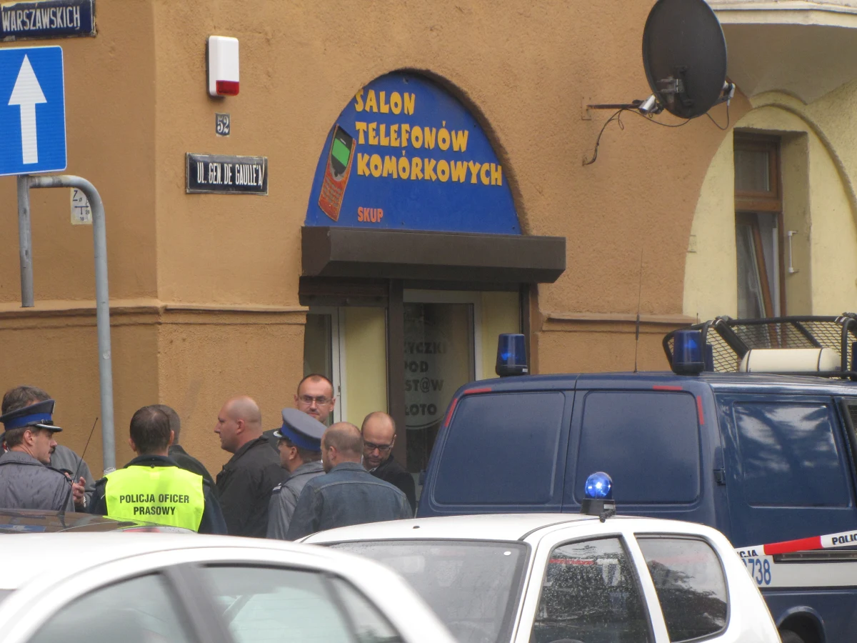 Kamera przemysłowa mogła zarejestrować szczegóły zbrodni w lombardzie w Zabrzu. Policja będzie teraz przeglądać nagrania. Marek Wypych z zabrzańskiej policji powiedział reporterowi RMF FM Marcinowi Buczkowi, że na miejscu znaleziono broń, z której padły strzały. Sprawdzane jest do kogo należała.