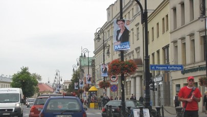 Plakaty wyborcze na słupach drogowych w Lublinie