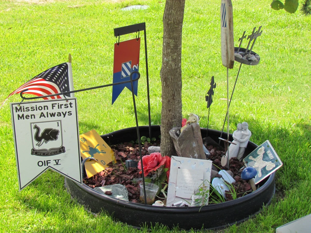 "Deptak Wojowników" to przejmujące miejsce na terenie Fort Stewart, amerykańskiej bazy w stanie Georgia. Tylko z tej jednostki w operacjach antyterrorystycznych poległo ponad 400 żołnierzy.  Plac apelowy częściowo zamieniono na miejsce pamięci po kolegach, którzy zginęli w Iraku i Afganistanie.