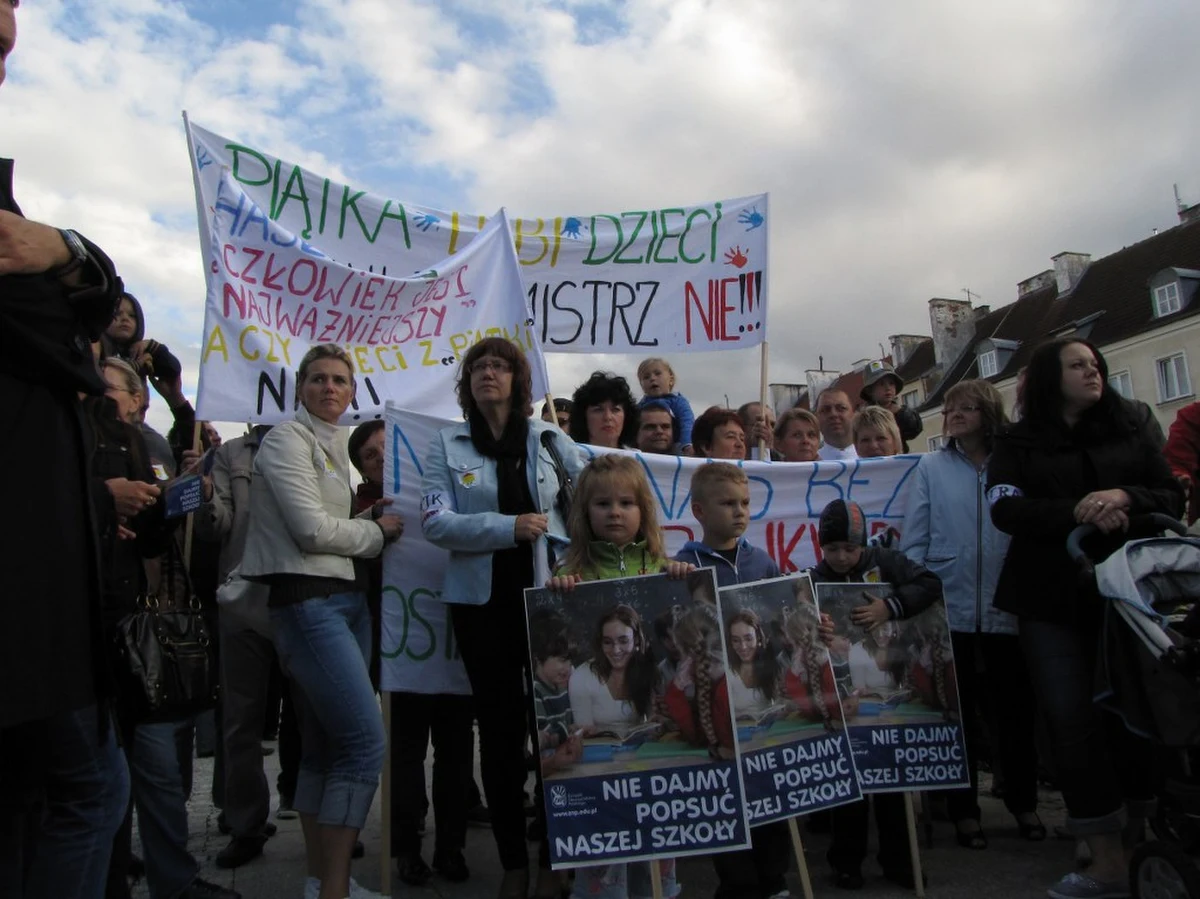 W Biskupcu w warmińsko-mazurskiem niemal 200 nauczycieli manifestowało swoje poparcie dla rodziców i nauczycieli przedszkola nr 5, którzy od tygodnia prowadzą okupację placówki. Protestują w ten sposób przeciwko ustalonej przez miasto stawce za przedszkole, która dla wielu jest zbyt wysoka, oraz przeciwko planom wynajęcia części placówki przedszkolu prywatnemu. 
