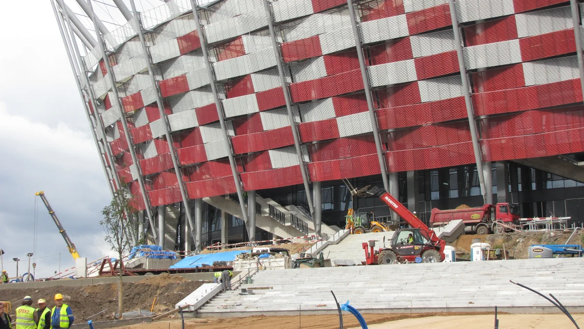 Kończy się wieszanie wielkich, kilkunastometrowych biało-czerwonych stalowych prostokątów, które tworzą zewnętrzną elewację Stadionu Narodowego. To dzięki nim - zgodnie z projektem - obiekt ma wyglądać jak biało-czerwony kosz wiklinowy.
