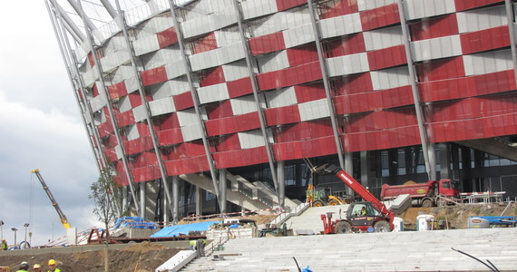 Kończy się wieszanie wielkich, kilkunastometrowych biało-czerwonych stalowych prostokątów, które tworzą zewnętrzną elewację Stadionu Narodowego. To dzięki nim - zgodnie z projektem - obiekt ma wyglądać jak biało-czerwony kosz wiklinowy.