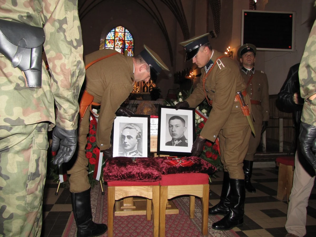 W Wiźnie na Podlasiu trwa  uroczysty pogrzeb kapitana Władysława Raginisa. W 1939 roku dowodził on obroną tego małego miasteczka na Podlasiu. Ciało legendarnego żołnierza zostało niedawno ekshumowane i teraz zostanie on pochowany z pełnymi honorami.