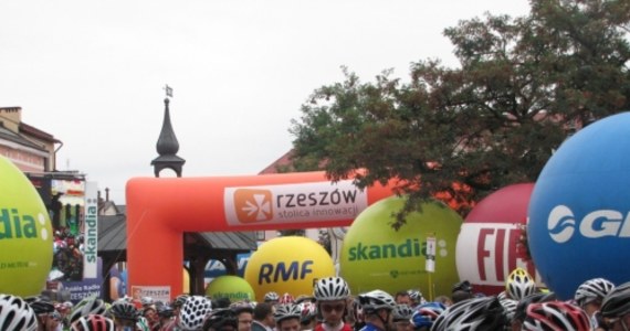 Tysiąc kolarzy wyjechało na trasę Skandia Maratonu w Rzeszowie. Piąta tegoroczna edycja rozpoczyna się właśnie w stolicy Podkarpacia. Wśród zawodników startuje także team RMF FM Adrenaline Mountain Dew.