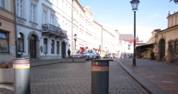 W ciągu 10 lat świat przywykł do zagrożenia terroryzmem i wzmożonych środków bezpieczeństwa. Dowodem tego jest choćby ul. Stolarska w Krakowie, gdzie znajduje się konsulat USA. Przed atakami z 11 września 2011 była przejezdna dla wszystkich. Zaraz po nich została zamknięta dla ruchu samochodowego.