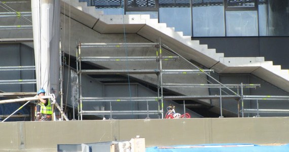 Remont schodów na Stadionie Narodowym może nie skończyć się do 15 września, tak jak obiecywano - dowiedział się reporter RMF FM Mariusz Piekarski. Wadę konstrukcyjną wykryto w maju. Z tego powodu o pięć miesięcy przesunięto zakończenie budowy całego obiektu. Zmieniono też generalnego wykonawcę areny.