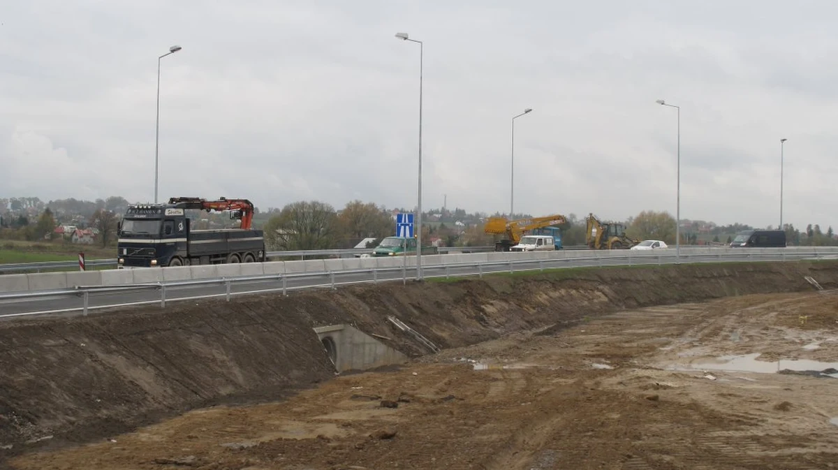 Fragment autostrady A4 z Rzeszowa do polsko - ukraińskiej granicy będzie gotowy dopiero pod koniec przyszłego roku. Według dyrektora rzeszowskiego oddziału Generalnej Dyrekcji Dróg Krajowych i Autostrad Wiesława Kaczora, nie uda się uzyskać tzw. przejezdności autostrady na tym odcinku podczas Euro 2012.