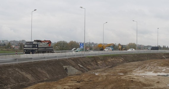 Fragment autostrady A4 z Rzeszowa do polsko - ukraińskiej granicy będzie gotowy dopiero pod koniec przyszłego roku. Według dyrektora rzeszowskiego oddziału Generalnej Dyrekcji Dróg Krajowych i Autostrad Wiesława Kaczora, nie uda się uzyskać tzw. przejezdności autostrady na tym odcinku podczas Euro 2012.