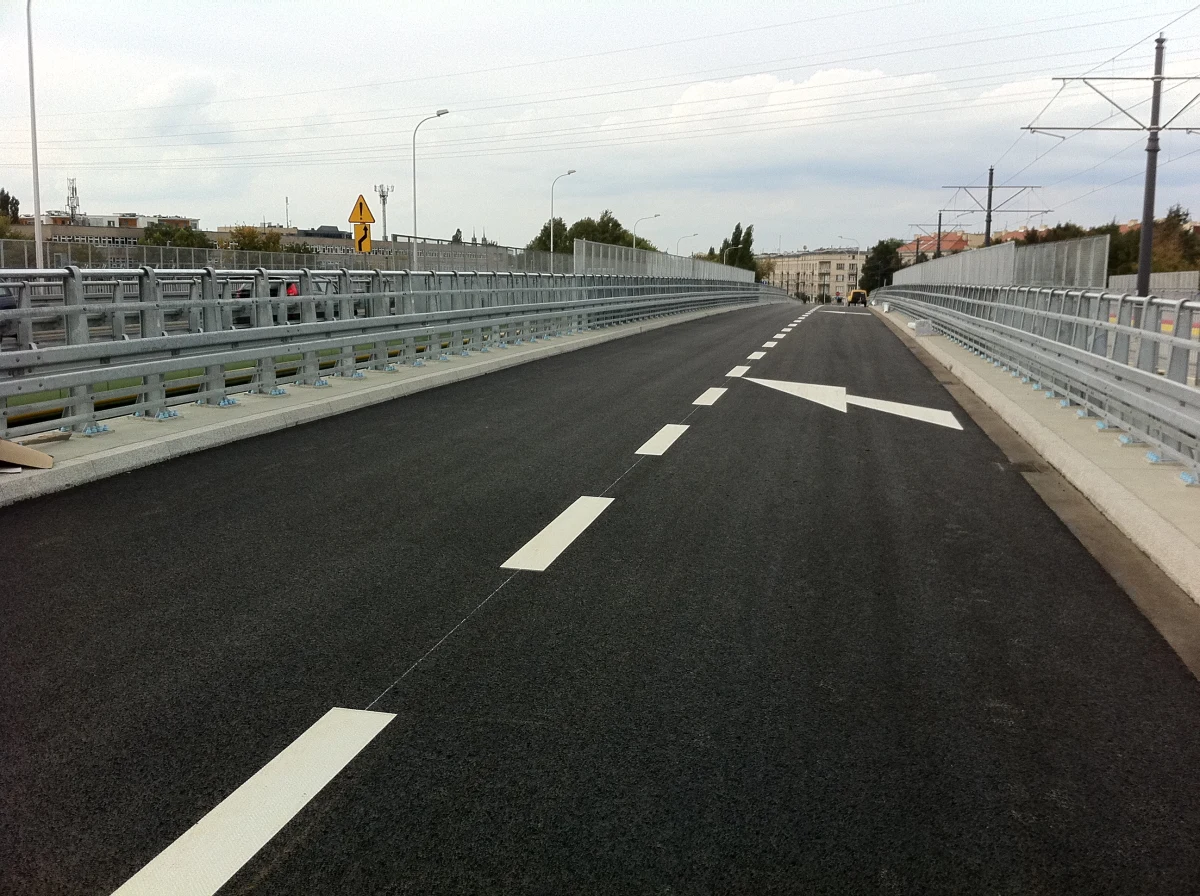 Co za koszmar - mówią kierowcy o nowym wiadukcie Andersa w Warszawie. Na trasie od centrum przeprawa zwęża się do jednego pasa. I to na samym środku wiaduktu. Drogowcy tłumaczą, że pewnego dnia, gdy znajdą się pieniądze, wszystko się zmieni na lepsze.