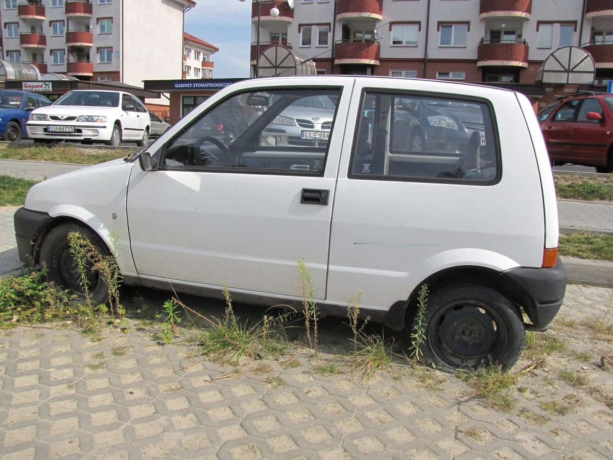 Wraki zajmują miejsca parkingowe w Lublinie. Zdenerwowani mieszkańcy proszą o ich usunięcie spółdzielnię mieszkaniową, a ta straż miejską. Strażnicy są jednak bezradni, bo mogą odholowywać pojazdy tylko z dróg publicznych.