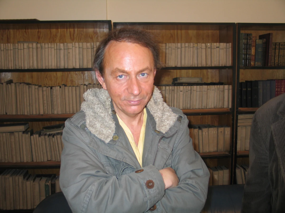 Sławny francuski pisarz Michel Houellebecq jest w Hiszpanii - twierdzi renomowany francuski portal "Rue 89", powołując się na dobrze poinformowane źródła w tym kraju. Kontrowersyjny literat rzekomo postanowił "odciąć się od cywilizacji" i prowadzić życie w stylu Robinsona Crusoe na łonie natury. Houellebecq zaginął bez śladu trzy miesiące temu.
