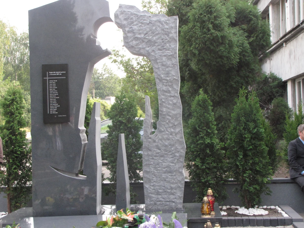 W drugą rocznicę katastrofy w kopalni Wujek - Ruch Śląsk w Rudzie Śląskiej przed zakładem odsłonięto pomnik, upamiętniający ofiary tej tragedii. W wyniku zapalenia i wybuchu metanu zginęło wówczas 20 górników, a 37 zostało rannych.