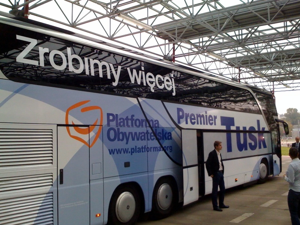Premier Donald Tusk ogłosił: w Polskę rusza "Autobus Tuska". Dziś pojawi się w województwie kujawsko-pomorskim m.in. w Toruniu, Grudziądzu i Chełmży. Ciekawe, czy utknie z Wami w korkach? Czy dojedzie na czas nie łamiąc przepisów? Czy z jego okien będzie widoczna tylko "Polska w budowie"? Jeżeli na Waszej drodze zauważycie "Tuskobus", zróbcie zdjęcie i wyślijcie na Gorącą Linię RMF FM.