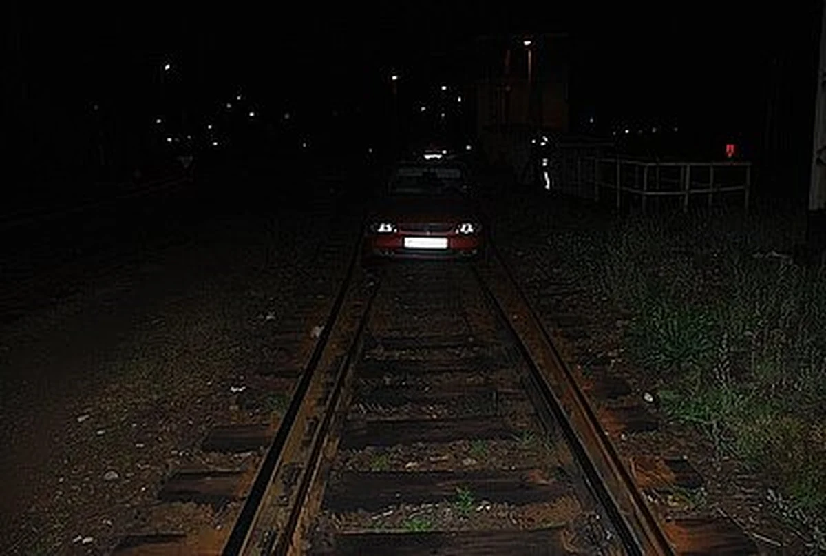 Samochód jechał torami w okolicy Tarnowskich Gór na Śląsku. Mężczyzna, który kierował autem był trzeźwy. Nie umiał wytłumaczyć, jak wjechał na torowisko. Policja przypuszcza, że zabłądził.