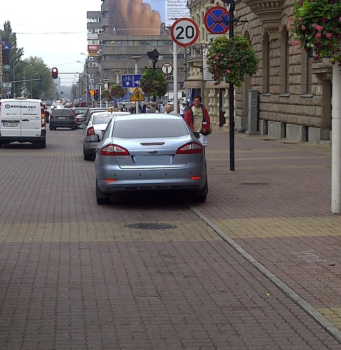 Łódzcy politycy Platformy Obywatelskiej robią kampanię wyborczą za miejskie pieniądze - to zarzut, jaki stawia Dariusz Joński z SLD. Poszło o obecność prezydent Łodzi na otwarciu kampanii wyborczej ministra infrastruktury Cezarego Grabarczyka.