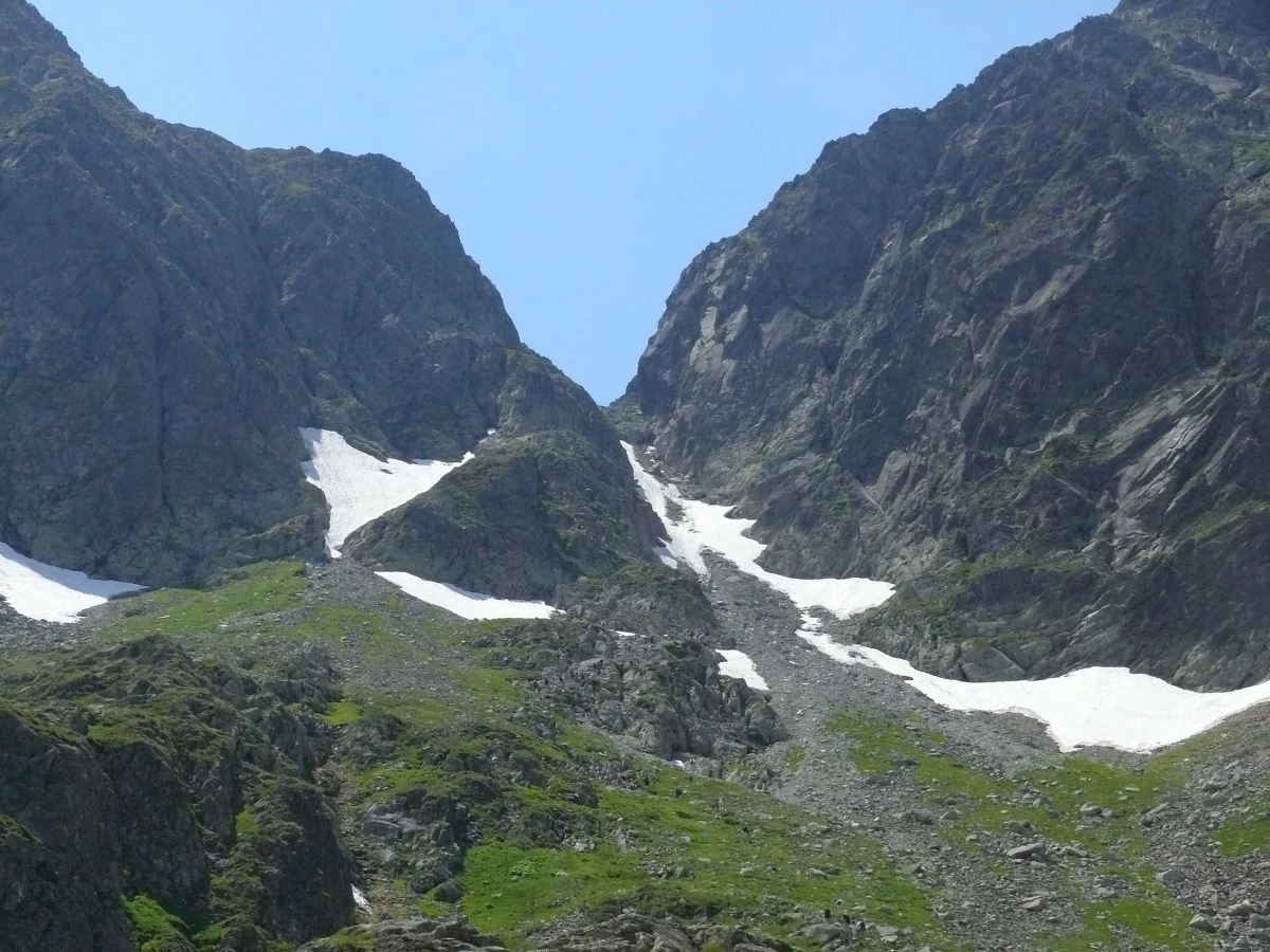 Śmiertelny wypadek w Tatrach - turyści wędrujący szlakiem na Zawrat natknęli się na ciało mężczyzny. Ratownicy TOPR przypuszczają, że mężczyzna w nocy schodził z przełęczy, poślizgnął się w miejscu zabezpieczonym łańcuchami i spadł w przepaść. Na razie nie jest znana jego tożsamość.