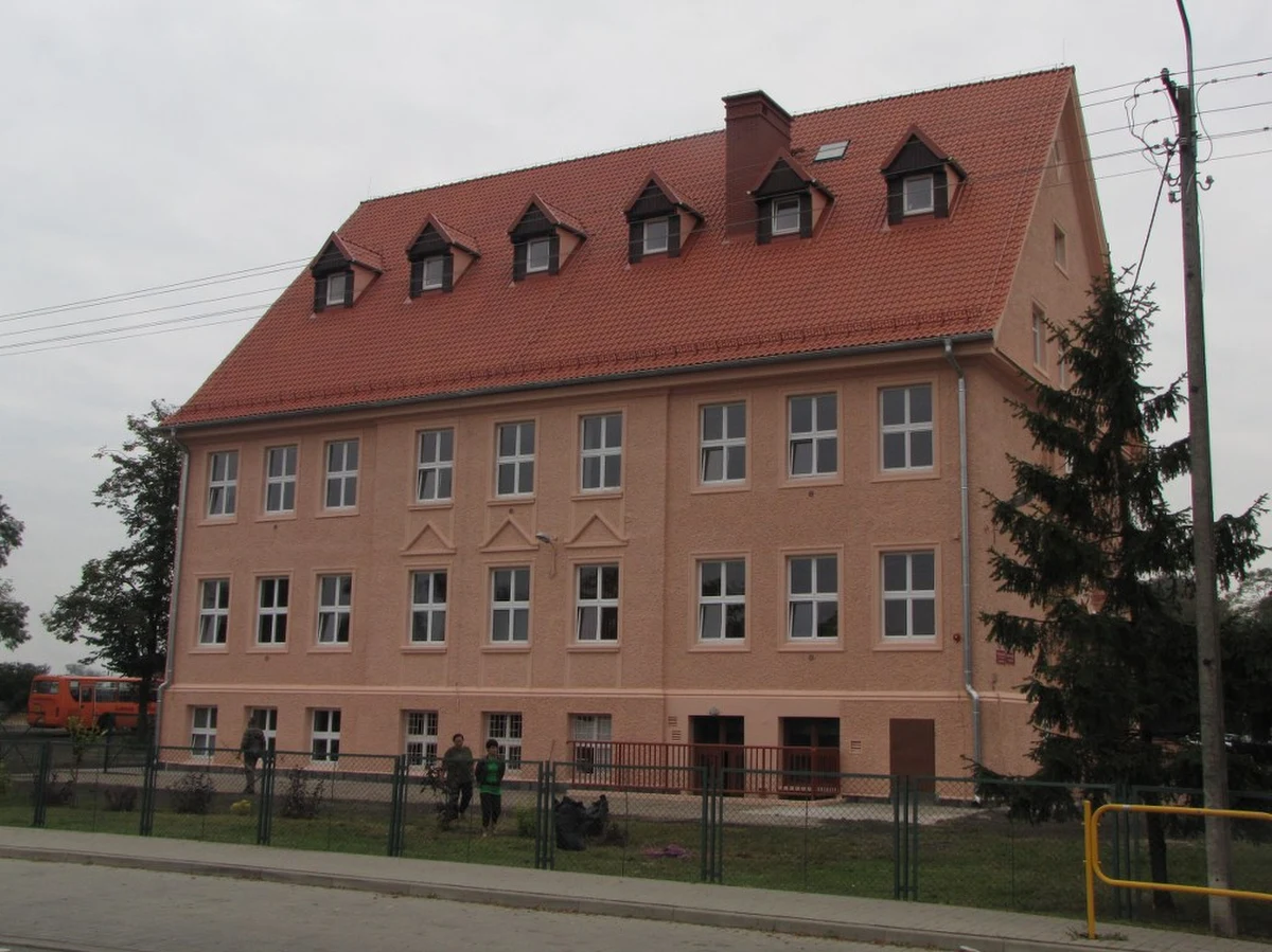 Dziś uroczyste zakończenie remontu zabytkowego gimnazjum w Wielbarku, które spłonęło na początku marca. Odbudowa budynku z 1923 roku kosztowała ponad 3 mln złotych. Na remont pieniądze zbierali nawet tutejsi mieszkańcy.