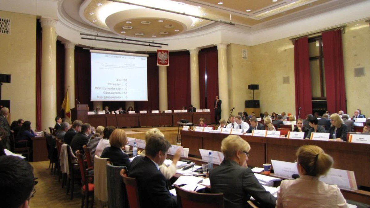 Każde dziecko ma prawo do bezpłatnej opieki od godz. 8 do 13. Za każdą godzinę później radni obniżyli opłatę z 3,5 zł do 2,6 zł. Rodzice, którzy przyszli na sesję, nie są zadowoleni, bo i tak zapłacą więcej niż kilka miesięcy temu, przed czerwcowymi podwyżkami Uważają, że oszczędności należy szukać gdzie indziej. "Radni powinni zacząć od siebie" - tłumaczą.