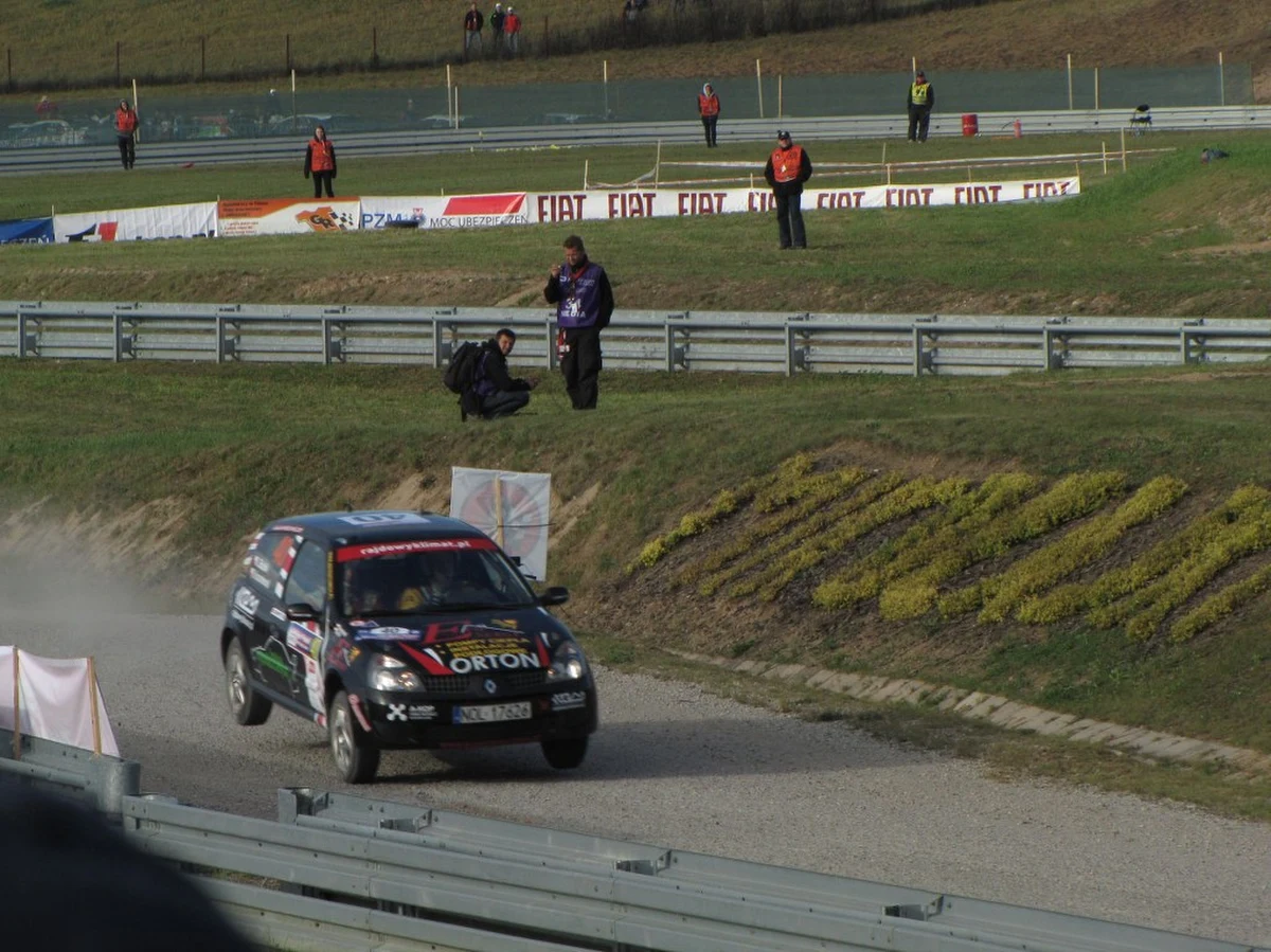 Na trasach w rejonie Mikołajek rozpoczął się 68. Rajd Polski, 9. tegoroczna runda mistrzostw Europy. Do niedzieli kierowcy mają do pokonania blisko 804 kilometry trasy, w tym 13 odcinków specjalnych o długości ponad 230 kilometrów.