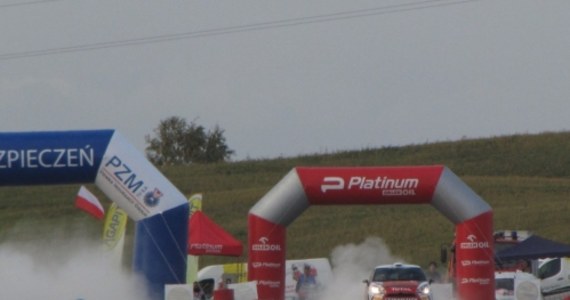 Broniący tytułu Kajetan Kajetanowicz (Subaru Impreza TMR) uzyskał czas 1.50,2 i wygrał na torze w Mikołajkach superoes o długości 2,5 km inaugurujący 68. Rajd Polski, szóstą rundę mistrzostw kraju i dziewiątą mistrzostw Europy. Drugi był Grzegorz Grzyb (Peugeot 207 S2000), a trzeci Tomasz Kuchar (Mitsubishi Lancer Evo V).