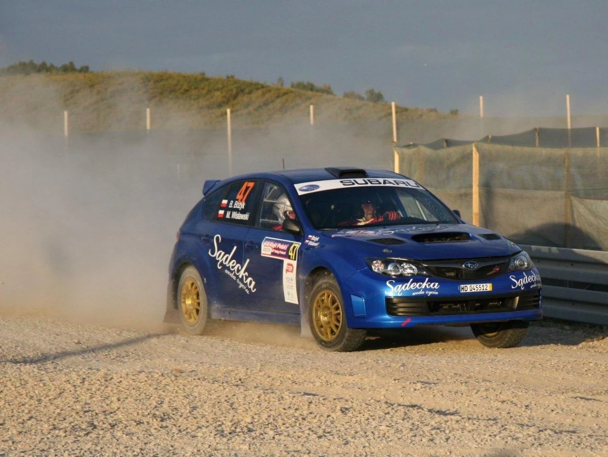 Krzysztof Hołowczyc awansował na pozycję lidera 68. Rajdu Polski. "Hołek" był najszybszy na jednym z trzech rozegranych dziś odcinków specjalnych Jagodne. Swoją wysoką formę potwierdził też na kolejnej próbie Kurklanki, gdzie tylko o niespełna sekundę był wolniejszy od zwycięzcy Zbyszka Staniszewskiego.