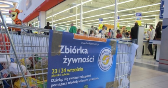 Po raz dziewiąty w całym kraju trwa akcja "Podziel się posiłkiem". Przed kasami w supermarketach czekają wolontariusze, którzy zbierają produkty o wydłużonej przydatności do spożycia. W Polsce co trzecie dziecko głoduje.