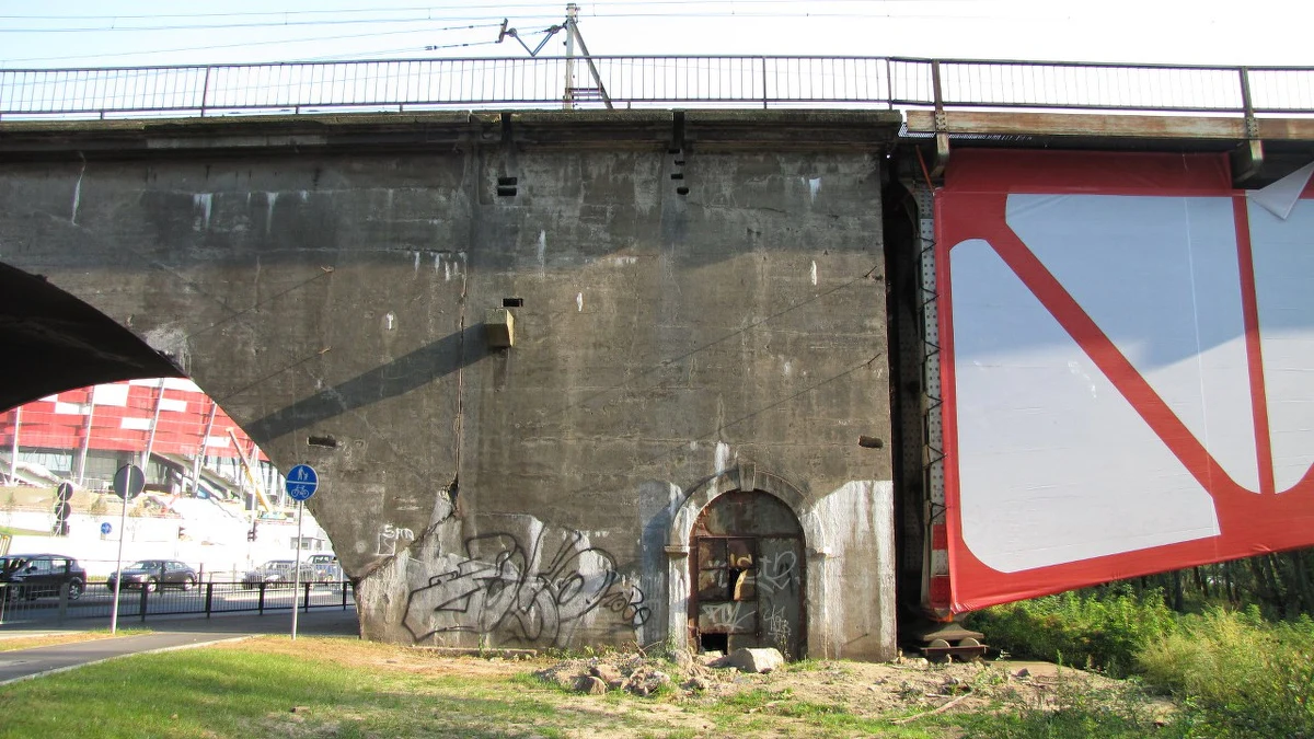 W Warszawie zaczęło się zakrywanie niedoróbek przed Euro 2012. Na moście średnicowym trwa rozwieszanie biało-czerwonej płachty, która przysłoni przerdzewiałą konstrukcję. Prace potrwają dwa tygodnie. Ewentualny remont obiektu zacznie się najwcześniej dwa lata po Euro.