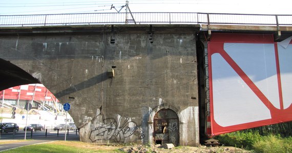 W Warszawie zaczęło się zakrywanie niedoróbek przed Euro 2012. Na moście średnicowym trwa rozwieszanie biało-czerwonej płachty, która przysłoni przerdzewiałą konstrukcję. Prace potrwają dwa tygodnie. Ewentualny remont obiektu zacznie się najwcześniej dwa lata po Euro.