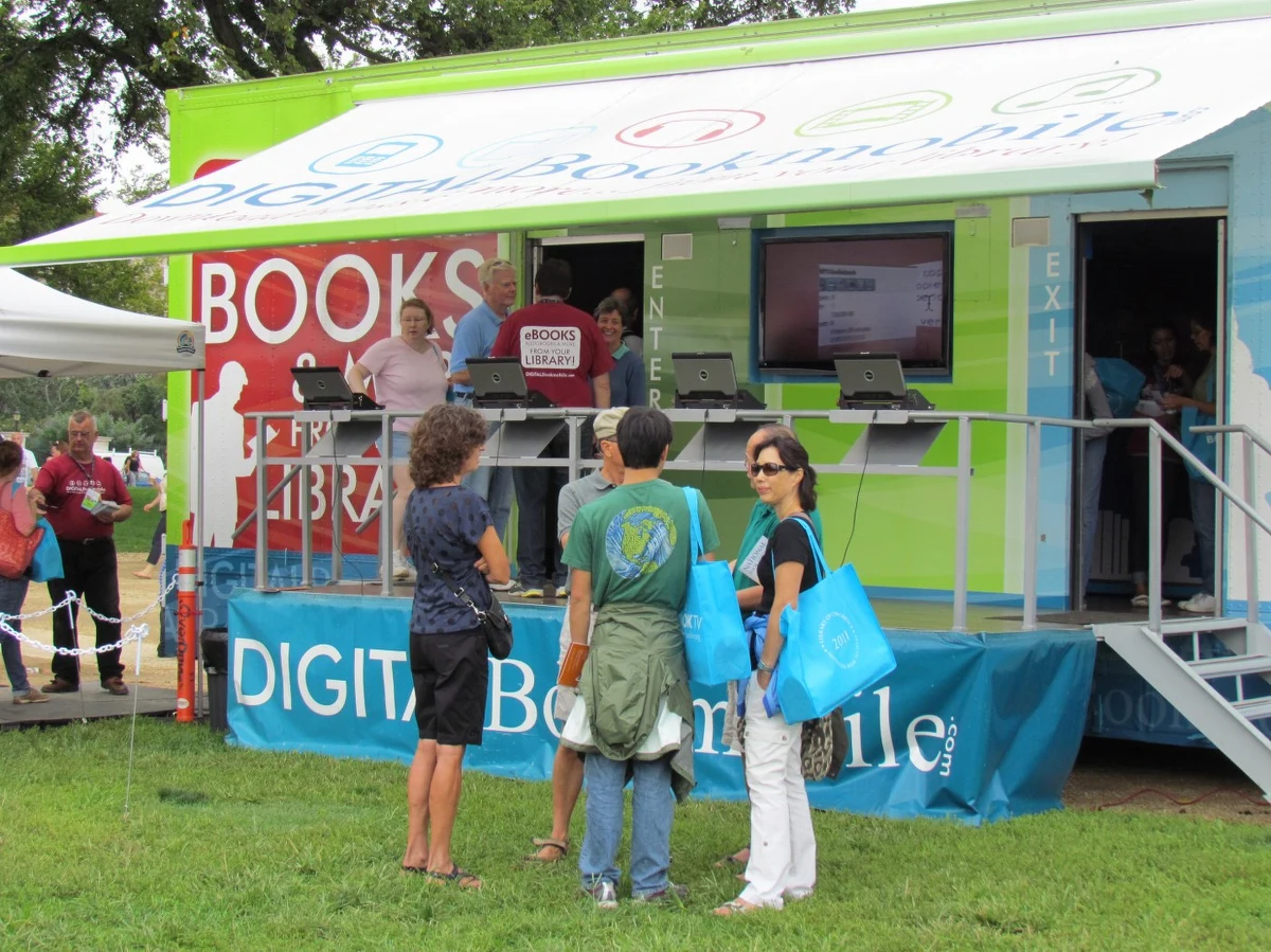 Przy National Mall w Waszyngtonie zorganizowano największy festiwal książek w Stanach Zjednoczonych. Zainteresowanie dziesiątek tysięcy ludzi, którzy zjechali do stolicy USA, wzbudziły nie tylko tradycyjne książki, ale także te elektroniczne. Zaprezentowano je w specjalnej ciężarówce ustawionej przy namiotach, gdzie czekali już autorzy książek.