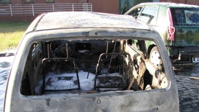 W Łodzi podpalono 10 samochodów