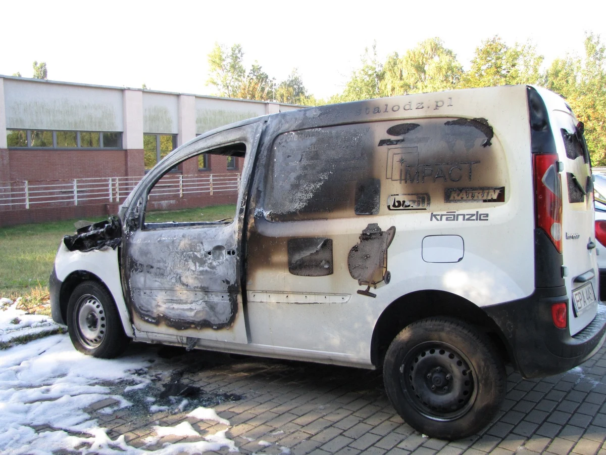 Łódzka policja poszukuje sprawców nocnego podpalenia 10 samochodów na ulicy Konstytucyjnej. Według strażaków, sześć samochodów spłonęło, cztery kolejne auta zostały nadpalone i okradzione.