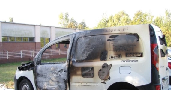 Łódzka policja poszukuje sprawców nocnego podpalenia 10 samochodów na ulicy Konstytucyjnej. Według strażaków, sześć samochodów spłonęło, cztery kolejne auta zostały nadpalone i okradzione.