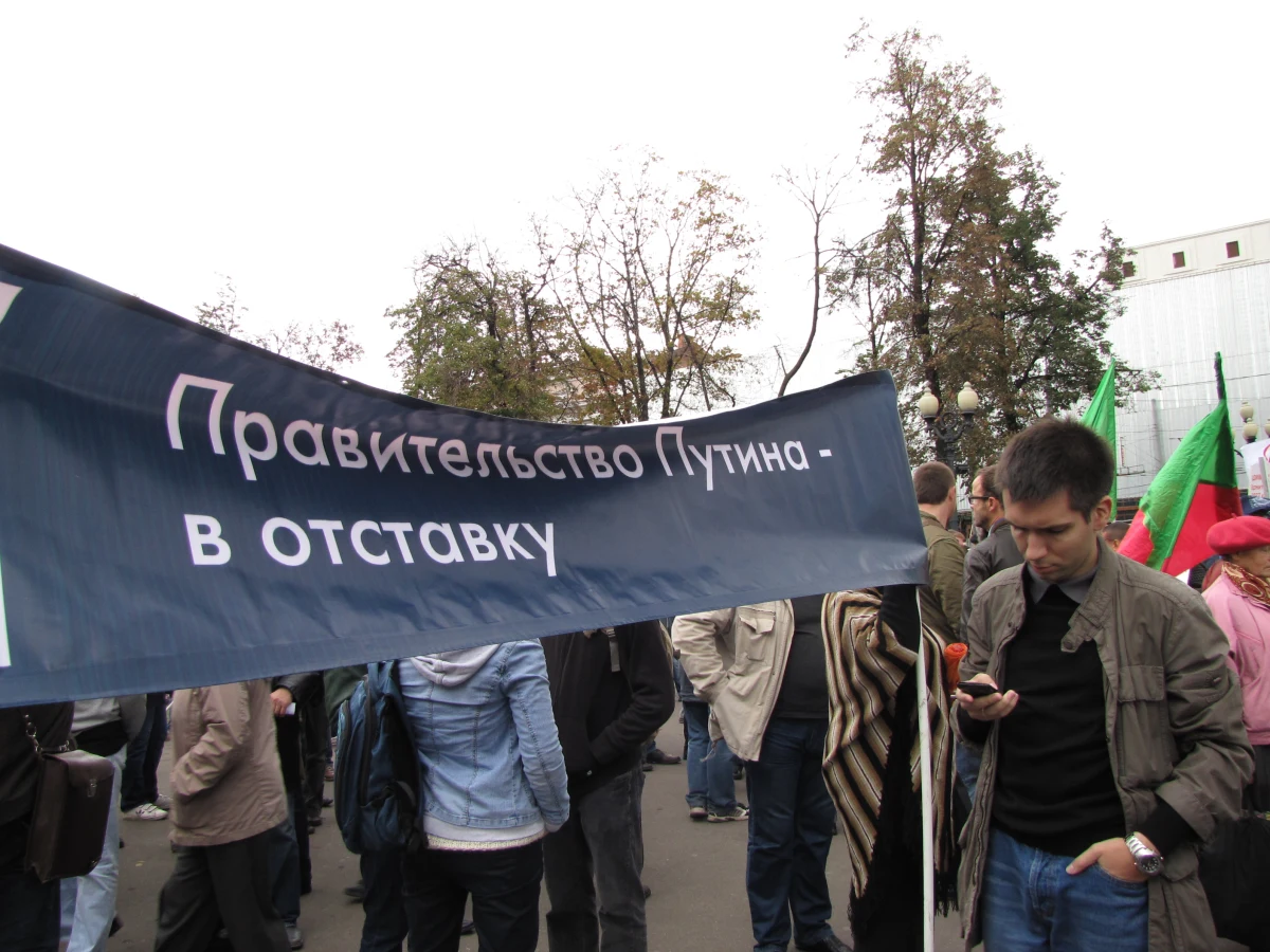 Kilkaset osób w centrum Moskwy protestowało przeciwko kandydowaniu Władimira Putina w przyszłorocznych wyborach prezydenckich w Rosji. Wczoraj z taką inicjatywą wystąpił Dmitrij Miedwiediew. Obecny prezydent miałby zostać premierem. O swoich planach obaj politycy poinformowali podczas zjazdu partii Jedna Rosja.