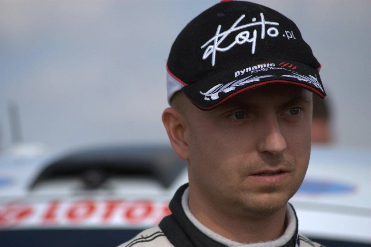 Nie ma oficjalnych wyników 68. Rajdu Polski, dziewiątej rundy mistrzostw Europy. Michał Sołowow, który był drugi na mecie, zakwestionował zgodność z regulaminem samochodu zwycięzcy - Kajetana Kajetanowicza (Subaru Impreza). Wstępne badanie auta Kajetanowicza na mecie nie wykazało jednak żadnych nieprawidłowości.