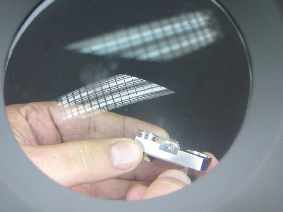 Najpotężniejszy mikroskop elektronowy został zainstalowany na krakowskiej Akademii Górniczo-Hutniczej. To pierwsze takie urządzenie w Polsce. Potrafi tak powiększyć badane próbki, że na ekranie pojawiają się pojedyncze atomy. Sprzęt posłuży do analizy materiałów, z których konstruuje się najważniejsze elementy samolotów, statków kosmicznych, procesorów i implantów.