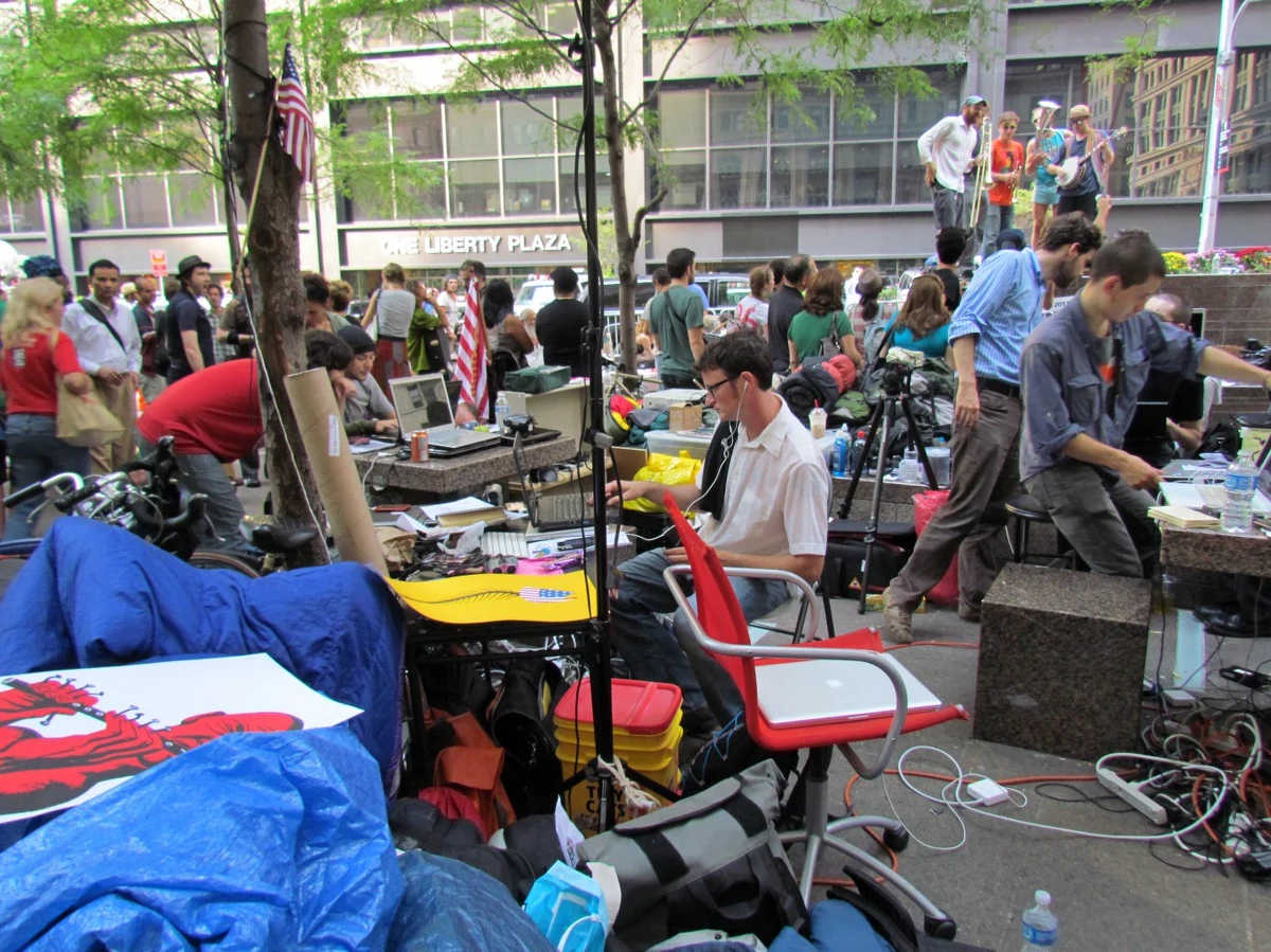 Już ponad tysiąc osób okupuje dzielnicę finansową Nowego Jorku. Na nogi postawiono dziesiątki policjantów. Każdego dnia protest się rozrasta. Przybywa nowych osób, które domagają się poprawy sytuacji na rynku pracy i ukarania banków odpowiedzialnych za wywołanie światowego kryzysu.