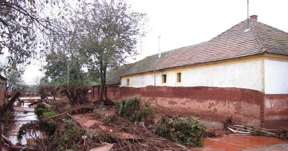 Stężenie toksycznych substancji w wodzie i glebie po wycieku w październiku 2010 roku czerwonego szlamu z huty na zachodzie Węgier wciąż przekracza dopuszczalne normy - poinformowała ekologiczna organizacja Greenpeace Austria.