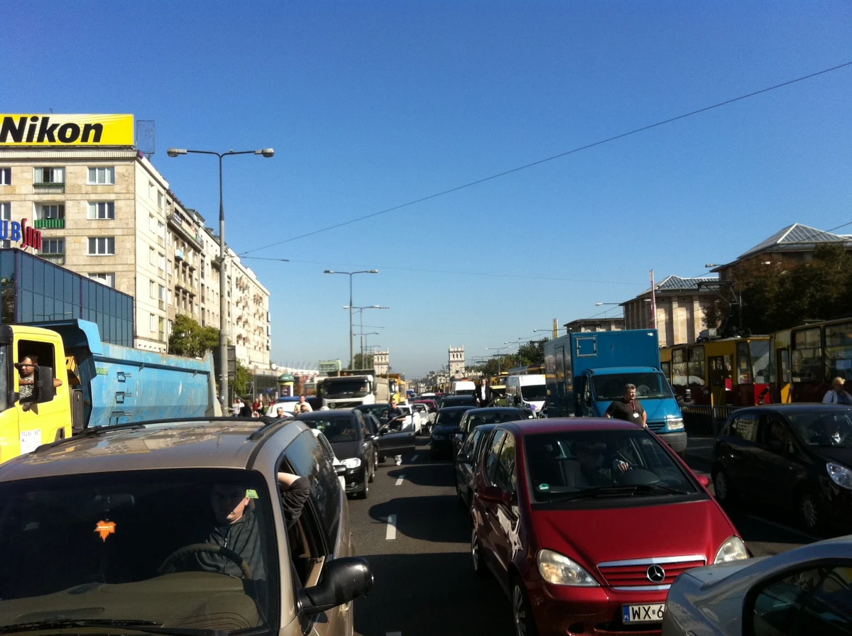 Szczyt Partnerstwa Wschodniego sparaliżował stolicę. W piątek na ulicach jest jeszcze gorzej niż w czwartek. Potężne zamieszanie jest na Trasie Łazienkowskiej od strony Pragi. Cały pas jest zablokowany, bo delegacje podjeżdżają do Zamku Ujazdowskiego.