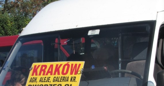 50 groszy więcej zapłacą pasażerowie busów na trasie z Olkusza do Krakowa. Właściciele firm transportowych na ich barki, a raczej portfele, przerzucili koszty wprowadzenia e-myta. Pasażerowie już przeliczają wysokość podwyżki.