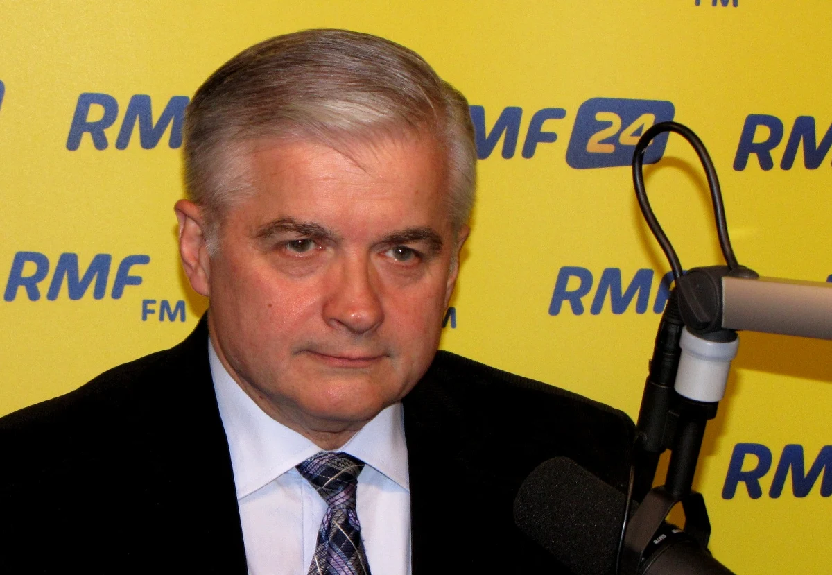 Niskie sondaże SLD to kwestia błędów w kampanii, ale także tego, że lewica już kilka lat temu zradykalizowała się, nie rozmawia z ludźmi sukcesu. SLD nie umiała zadbać o powrót swoich dawnych wyborców, którzy odeszli do PO - mówi w Przesłuchaniu w RMF FM Włodzimierz Cimoszewicz. Jeżeli nie Napieralski, nie mam pojęcia kto inny - mówi o przywództwie w SLD. Na lewicy niestety nie ma wybitnych kandydatów na liderów.