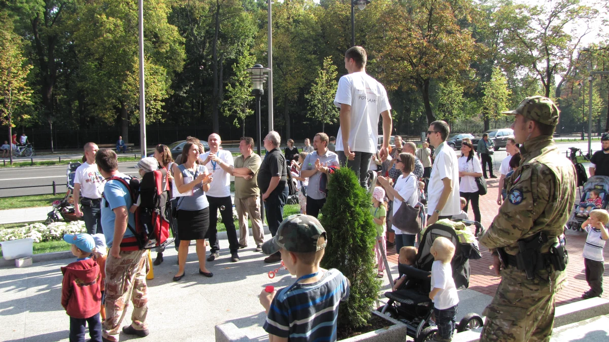 To kolejny przykład chaosu i braku poważnej koncepcji reformy edukacji - tak rodzice przedszkolaków, którzy protestowali przed Kancelarią Premiera skomentowali sobotnią wypowiedź Donalda Tuska. Szef rządu powiedział, że w przyszłym roku nie będzie obowiązku posyłania sześciolatków do szkoły.