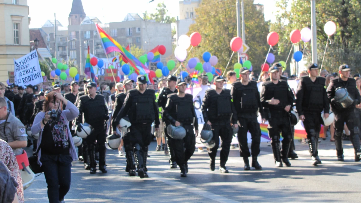 Co najmniej trzy osoby zatrzymała policja w czasie dwóch manifestacji we Wrocławiu. Ulicami miasta przeszli zwolennicy i przeciwnicy legalizacji związków partnerskich.