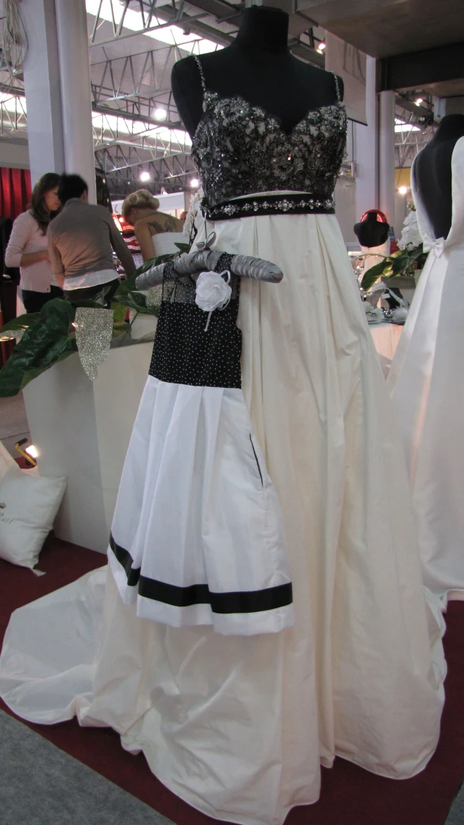 Fiolet i czerń to coraz bardziej popularne kolory ślubnych dodatków. Panny młode są coraz odważniejsze w doborze kroju i koloru sukien. Specjaliści branży ślubnej, którzy zjechali do Gdańska, podkreślają. że czasy kryzysu mają za sobą. Młode pary stawiają na oryginalność.