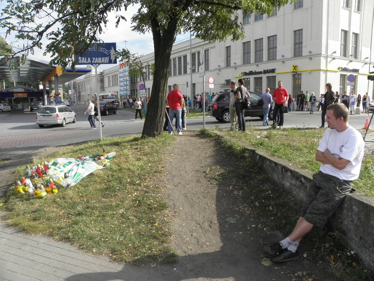 Nie udało się na razie przesłuchać dziewięciorga zatrzymanych po nocnych zamieszkach w Zielonej Górze. Jak informuje reporter RMF FM Adam Górczewski, zatrzymani jeszcze nie wytrzeźwieli. Zostali zatrzymani po tym, jak tłum wzburzony śmiercią kibica pod kołami policyjnego radiowozu zaatakował funkcjonariuszy. 

Popołudniu w mieście odbyła się manifestacja kibiców żużlowego Falubazu i mieszkańców Zielonej Góry. Palili znicze tam, gdzie pod kołami policyjnego radiowozu zginął 23-letni mężczyzna.  To po tym wypadku doszło do starć z policją.