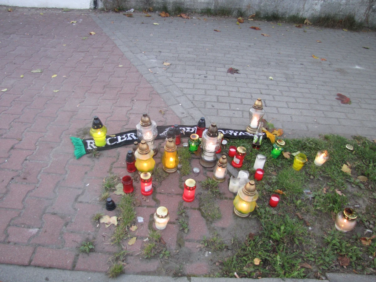 Dziewięciu zatrzymanych po zamieszkach w Zielonej Górze prawdopodobnie już dziś usłyszy zarzuty. Jak podaje prokuratura, będą odpowiadać za zniszczenie mienia lub czynną napaść na funkcjonariuszy. Śledczy podkreślają, że cały czas trwa analiza nagrań z monitoringu.