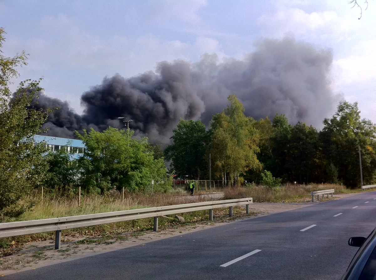 Dogaszanie pożaru w Legionowie pod Warszawą potrwa do rana. Z pożarem hali magazynowej z dezodorantami walczy około 150 strażaków. Ze wstępnych ustaleń wynika, że spłonęło około 3 tys. metrów kwadratowych przestrzeni magazynowej. Poparzone zostały dwie osoby.