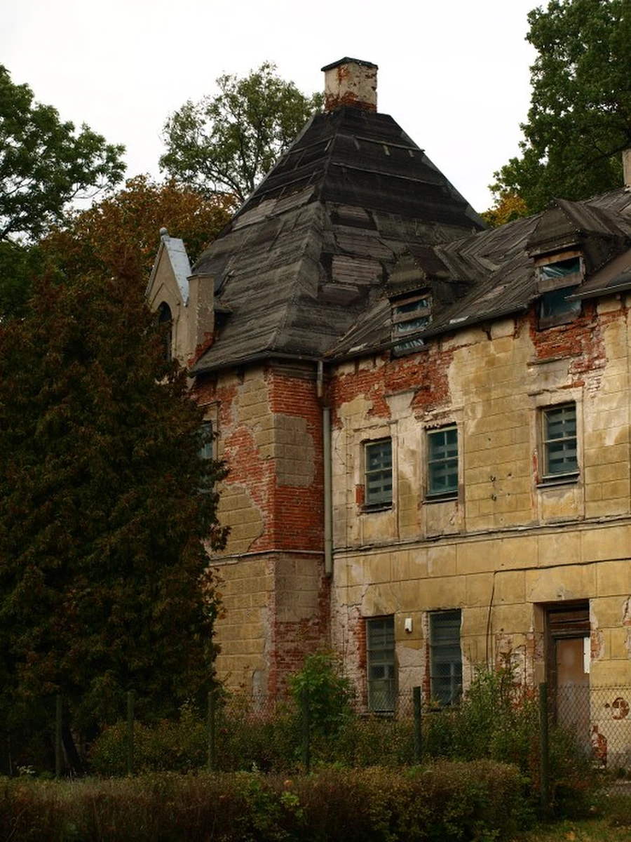 Jest porozumienie o finansowaniu odbudowy pałacu w Sztynorcie na Mazurach. Podpisały się pod nim lokalne samorządy oraz władze Warmii i Mazur, a także Niemiecko-Polska Fundacja Ochrony Zabytków Kultury, która jest właścicielem jednego z najpiękniejszych, ale i najbardziej zdewastowanych zabytków Mazur.