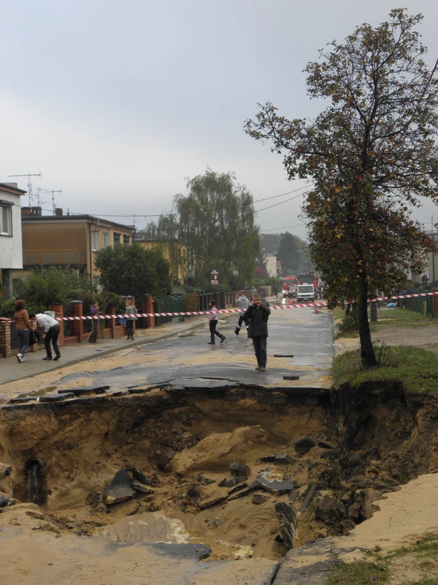 Głęboka na prawie 5 metrów dziura pojawiła się na jednej z ulic w wielkopolskiej Mosinie. Wszystkiemu winny jest pęknięty wodociąg. Wyrwa jest szersza od jezdni, bo do środka zapadło się nawet pobocze. Zapadlisko najbardziej odczują mieszkańcy kilku okolicznych domów, którzy w ten weekend będą prawdopodobnie odcięci od świata.